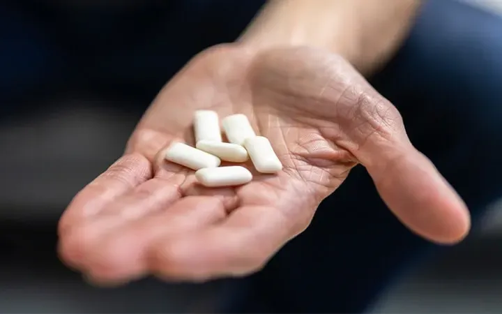 Nicotine Gum vs Pouches: Pros & Cons + A Smarter Way to Quit